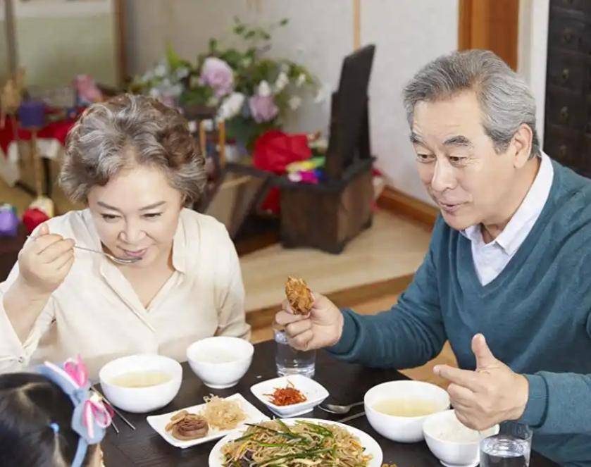 原创            医生直言：若每天只吃两顿饭，不出半年，或有这几种变化！