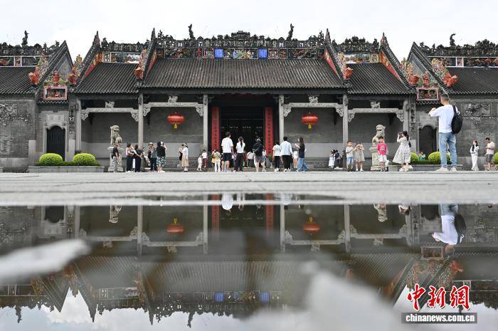 广州：“岭南建筑艺术的明珠”陈家祠暑期人气旺