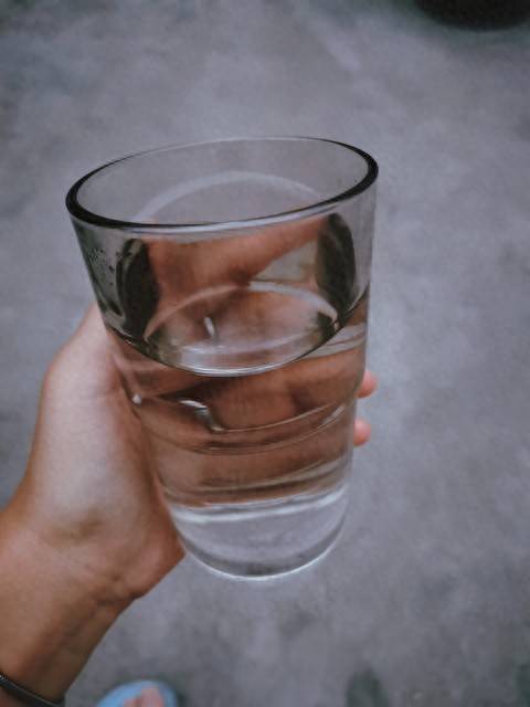 原创            医生发现：大量喝水的高血压患者，用不了半年，身体或有6大变化