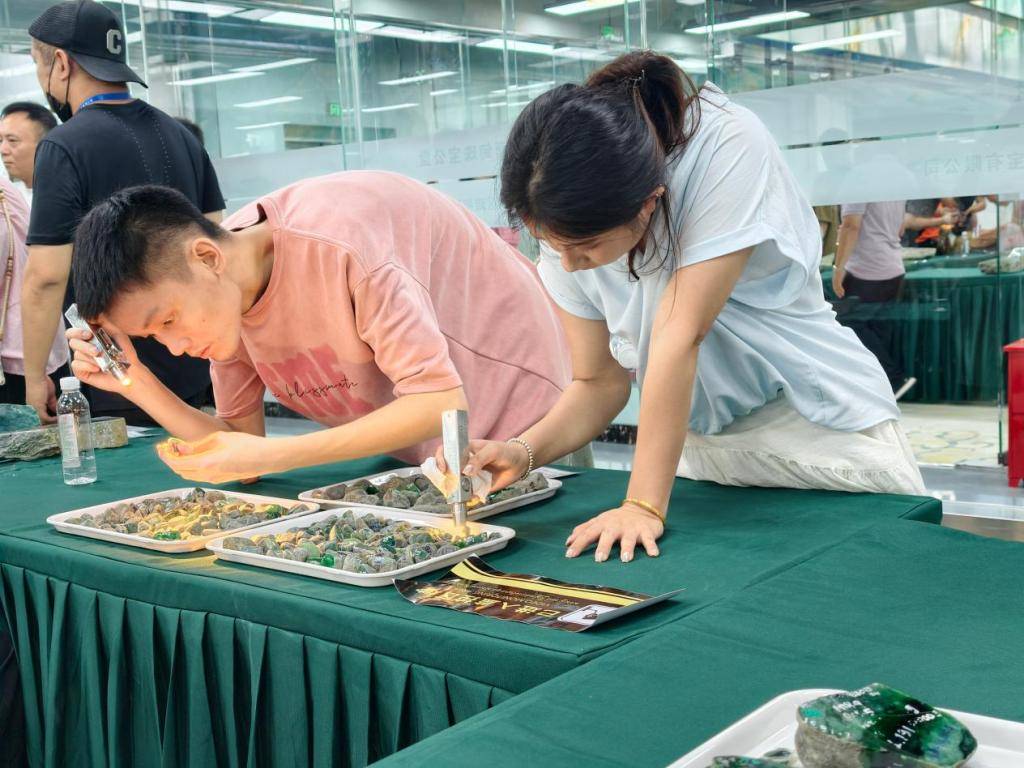 缅甸珠宝公盘首次走出产地在瑞丽举行，中国商人多了一倍有余