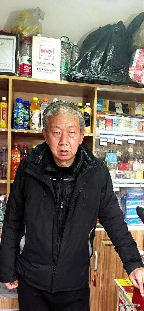 他是80年代国足门神，因病退役，定居上海终身未婚，靠彩票店谋生