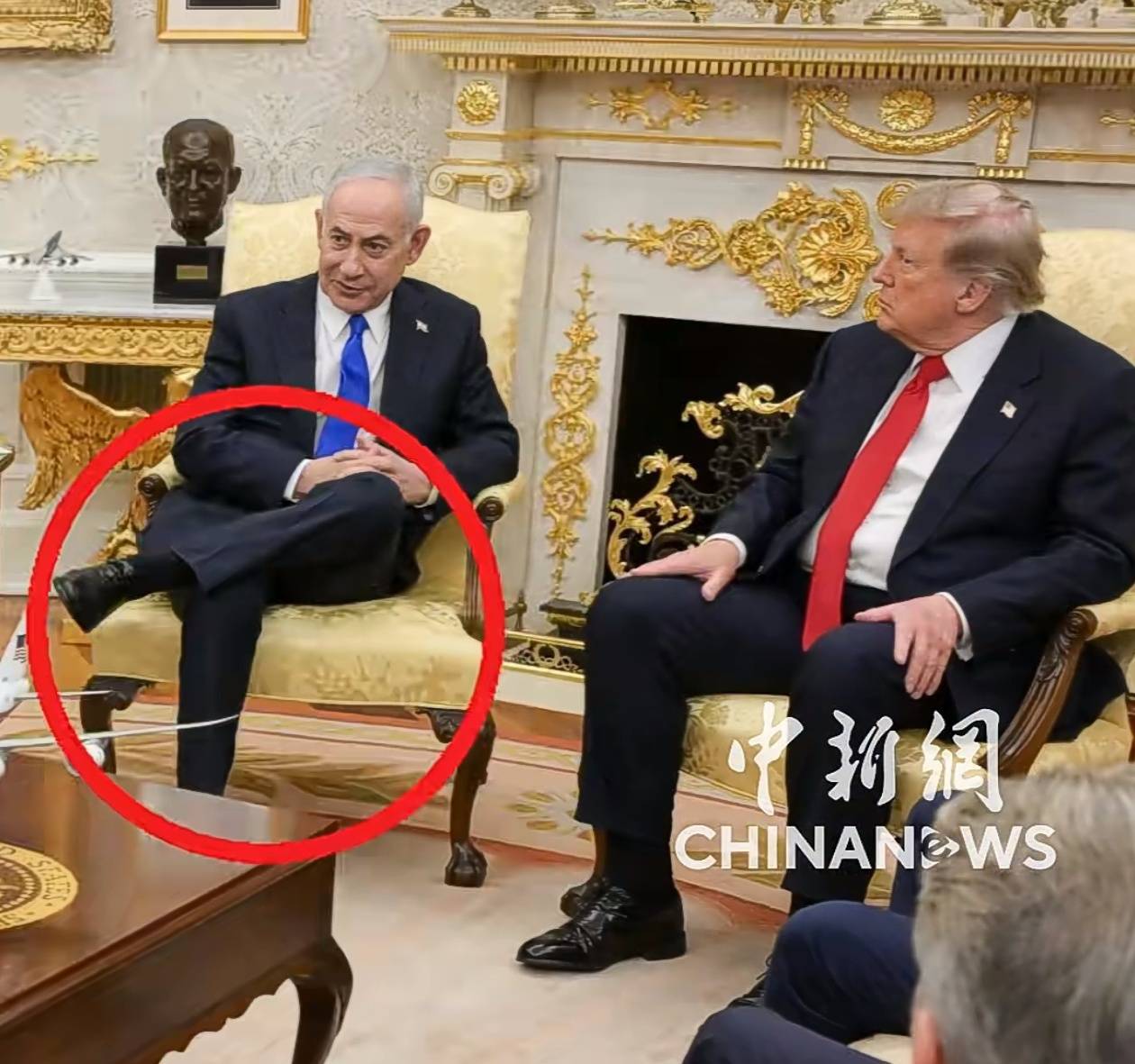 内塔尼亚胡与特朗普会谈现场曝光：内塔尼亚胡跷着二郎腿，姿态轻松，网友：仿佛在说一切尽在掌握中，而他可能确实如此