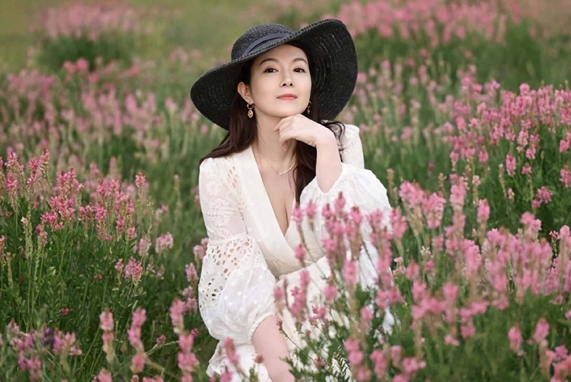 香港知名女星和富商离婚，恢复单身状态重回巅峰，身边不缺追求者