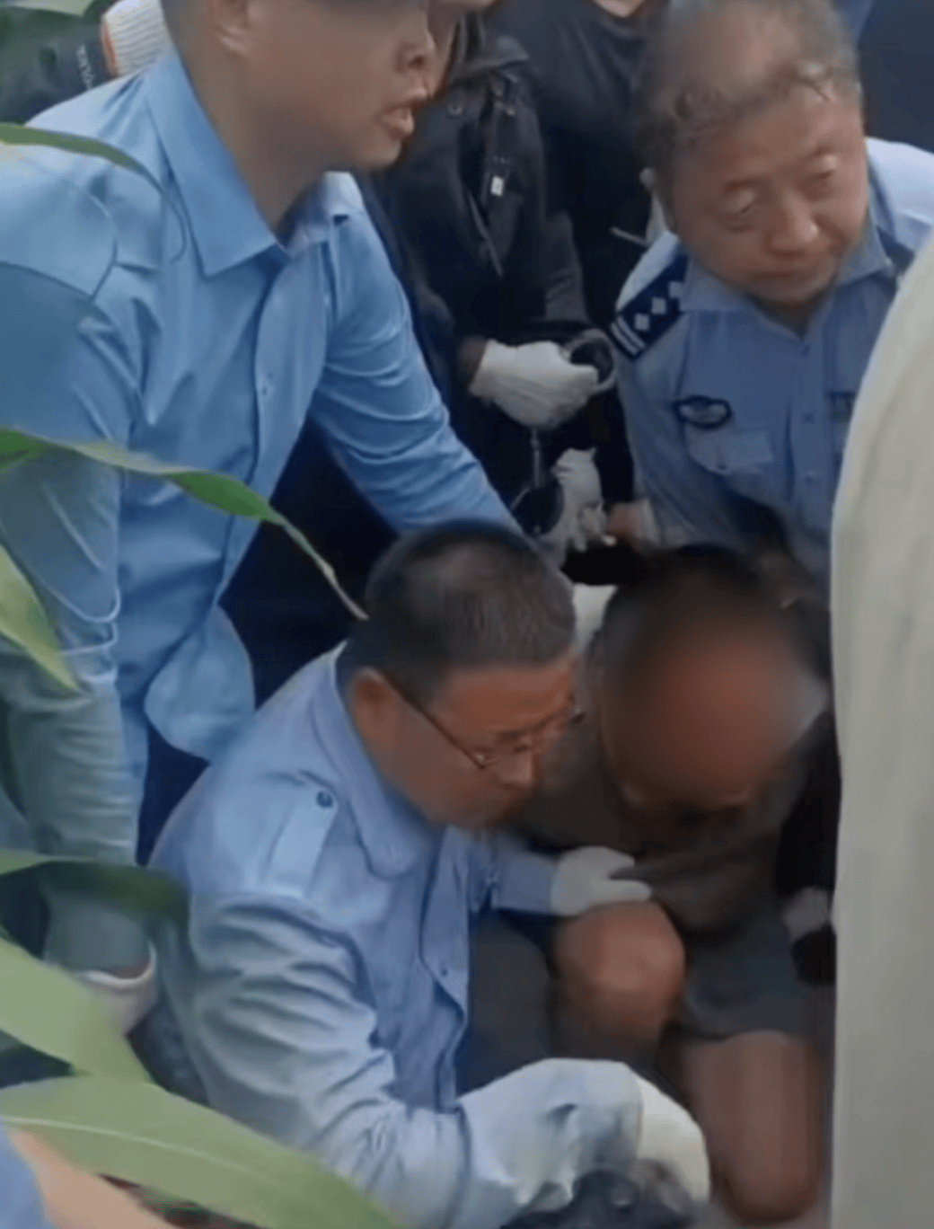 河南西平县一男子因邻里琐事刺死一人，潜逃十天后在十多公里外一片玉米地里落网
