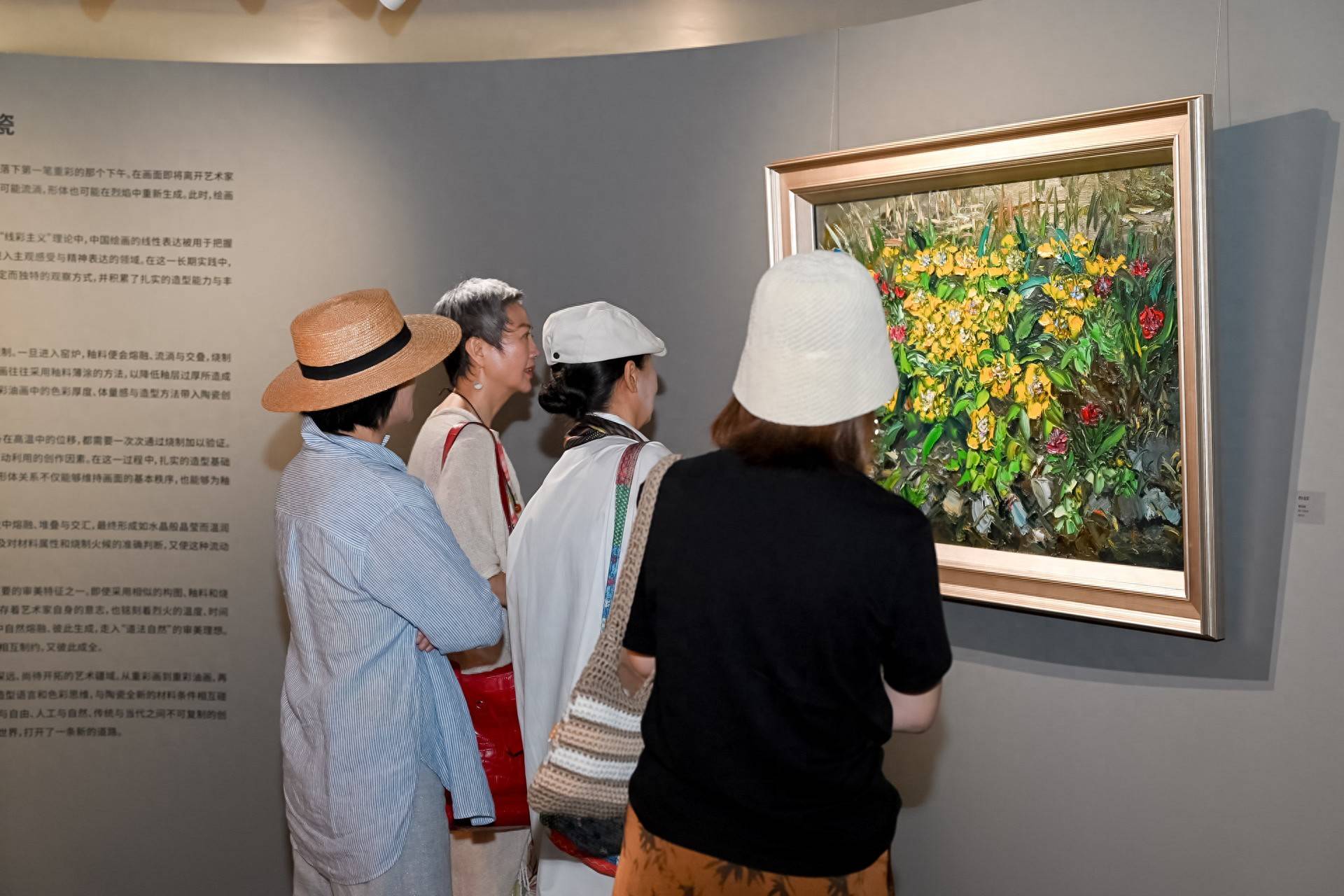 釉色流光宛若油画，周昌新厚彩瓷在荣宝斋展出