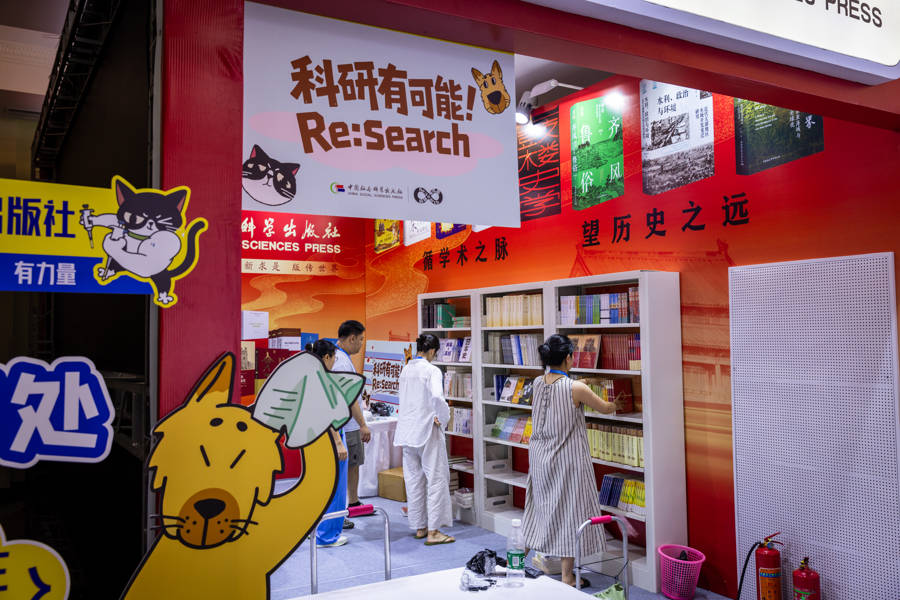 上海书展提前探访：工作人员全力完成新书上架