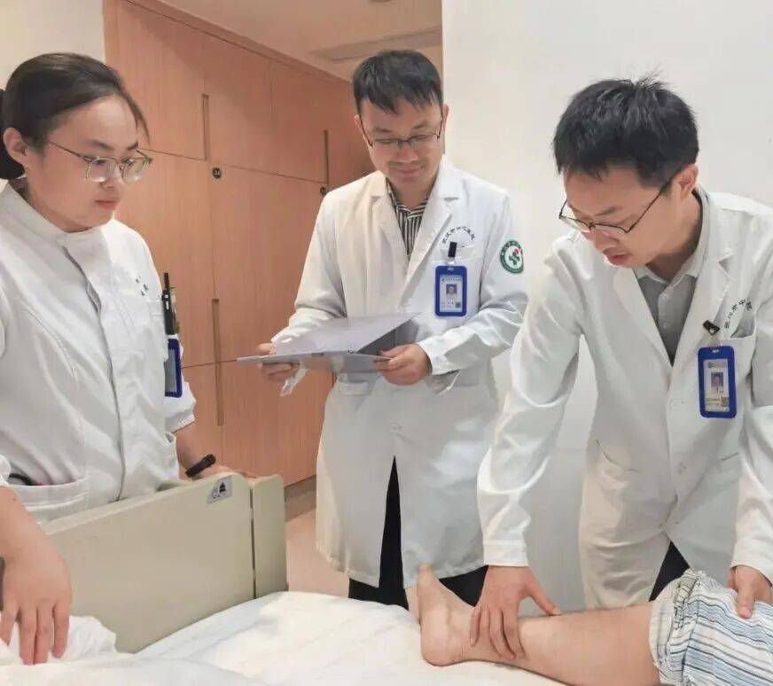 刷手机刷进医院,整条腿胀得像象腿!22岁大学生崩溃,医生提醒:或危及生命_小林_血栓_下肢