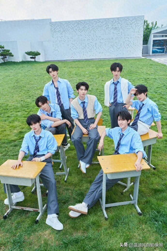时代少年团夏日写真｜7 人同穿蓝衬衫，为什么没有廉价班服感？