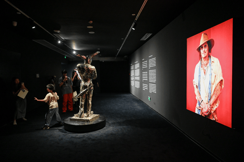 魔都眼丨“边缘形象”艺术展：看见演员约翰尼·德普的另一面