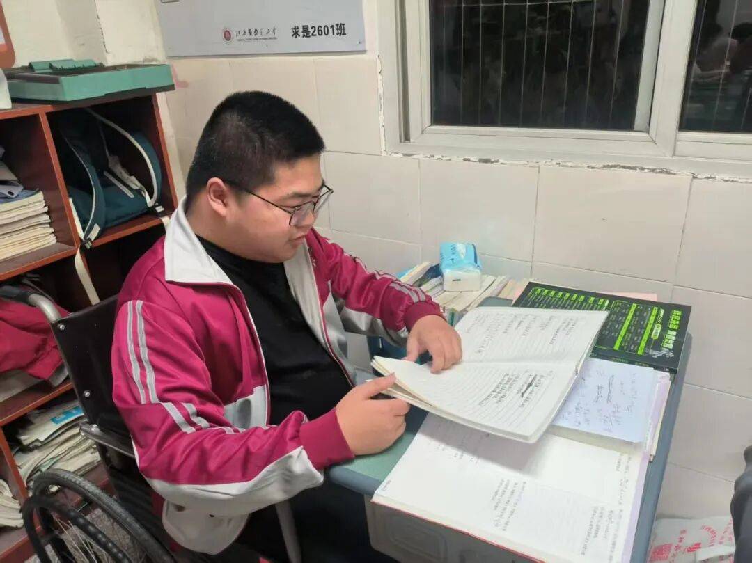 父亲确诊胃癌,自己坐轮椅,泰和少年肖性欢高考583分考入江西财大_肖至亮_身体_康卓