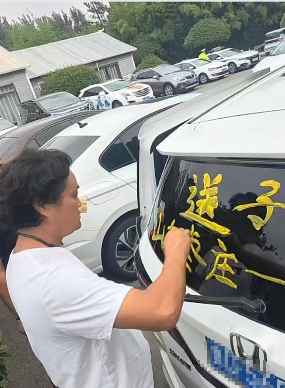 山东一家六口自驾送娃去新疆上大学