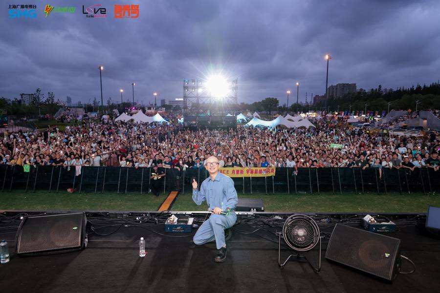用音乐与艺术点亮复兴岛，“登陆复兴岛·夏日狂欢夜”吸引近万人登岛