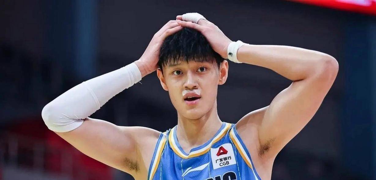 突发变动！曾凡博官宣离开男篮集训，北京首钢选择放行，离队背后内情并不简单