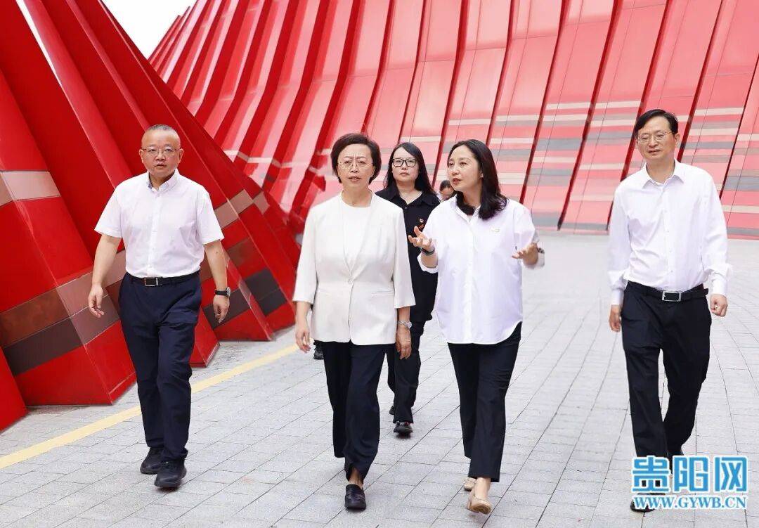 郑莉赴贵州长征文化数字艺术馆感悟伟大长征精神