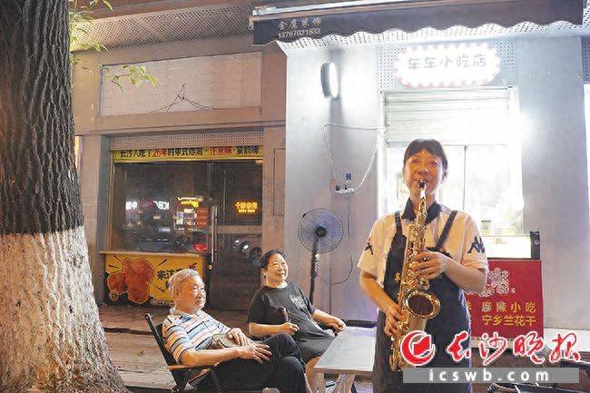 
        长沙56岁“凉菜阿姨”街边吹响悠悠萨克斯风