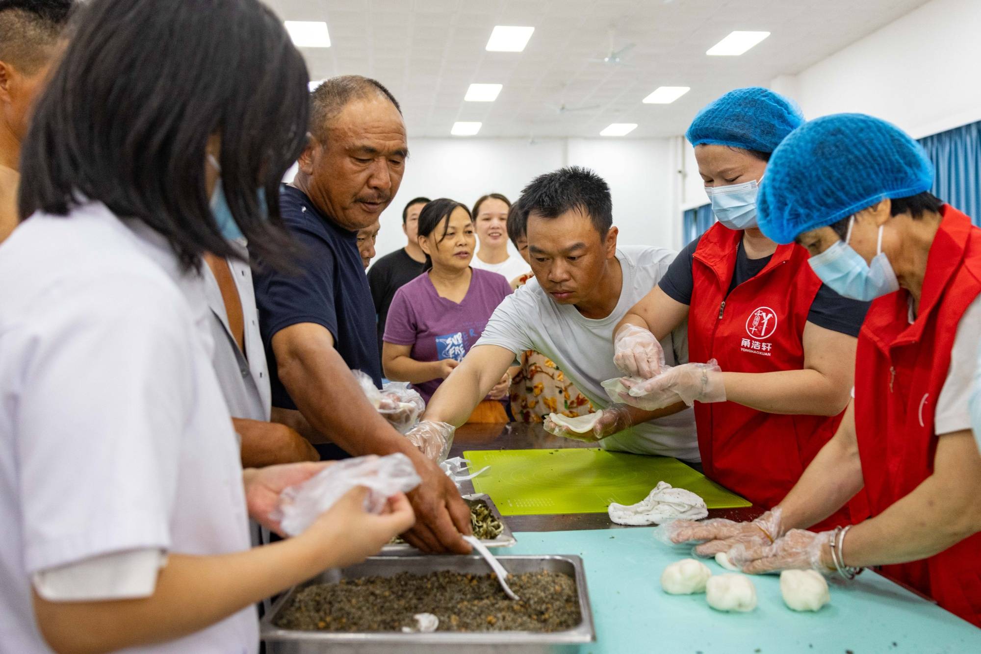安置点里的“暖心下午茶”：一口慈城年糕饺暖了建设者的心