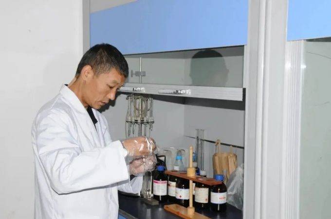 方寸实验室寻迹真相 技术民警张福军二十余年坚守无声战场