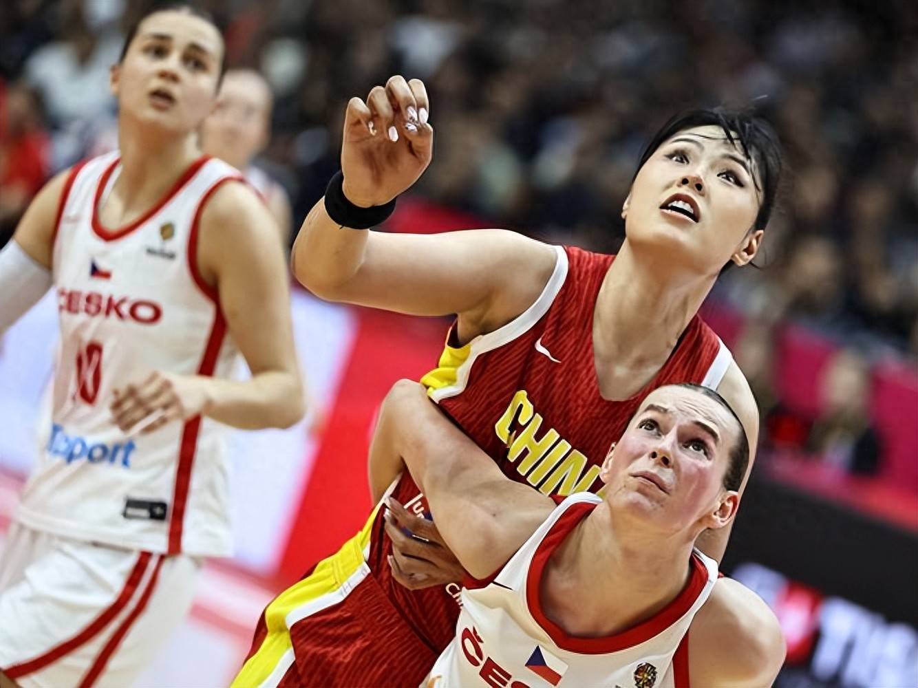 中国女篮33分不敌美国，张子宇首秀成唯一亮点，美国主帅点名表扬