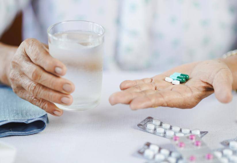 原创            饭后吃药错了？医生告诫：过了60岁，吃药要尽量避开这5点