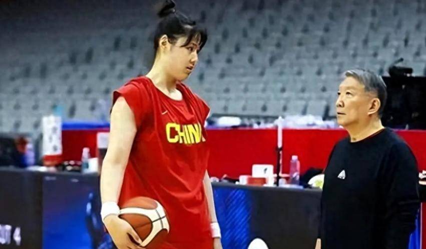 女篮被淘汰1天后！宫鲁鸣最担心一幕发生了：李月汝也玩抱团了？