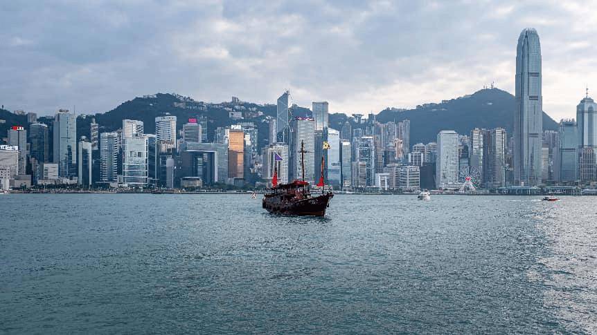 比学历值钱 香港留学回报超高的9件事!