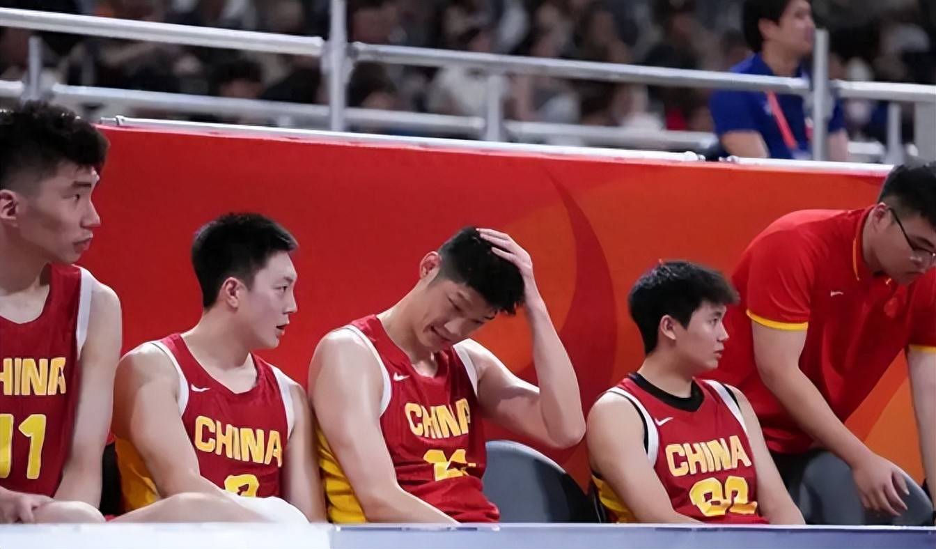 中国男篮惨败日本，传来4坏消息1好消息，防守崩盘 郭士强或下课