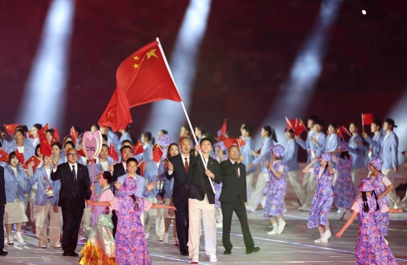 亚运会正式开幕！中国旗手吴愉、胡明轩亮眼，首日比赛看点足