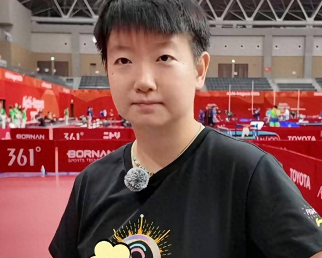 孙颖莎成亚运会拍照打卡点：服务员拉着合影，武术队队员拍了2次
