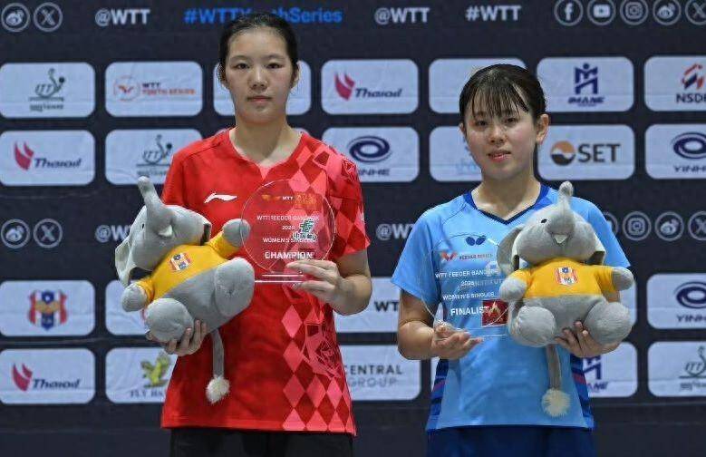 WTT官宣！国乒17岁小将一鸣惊人，女单夺冠后，世界排名狂飙590位