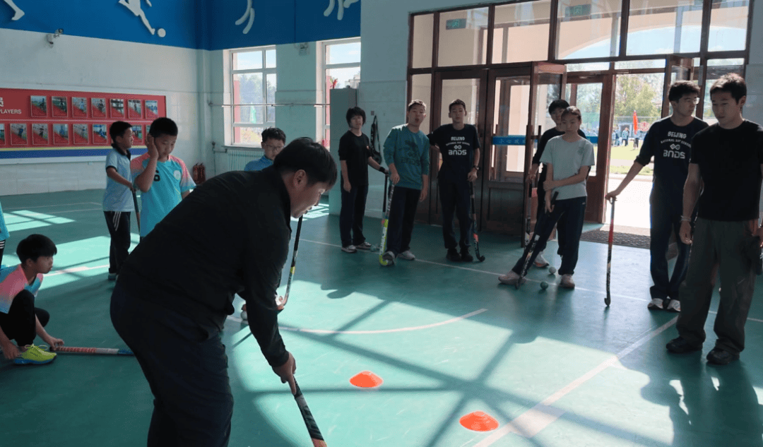 京蒙少年以球会友 曲棍球交流活动走进莫旗兴仁中学