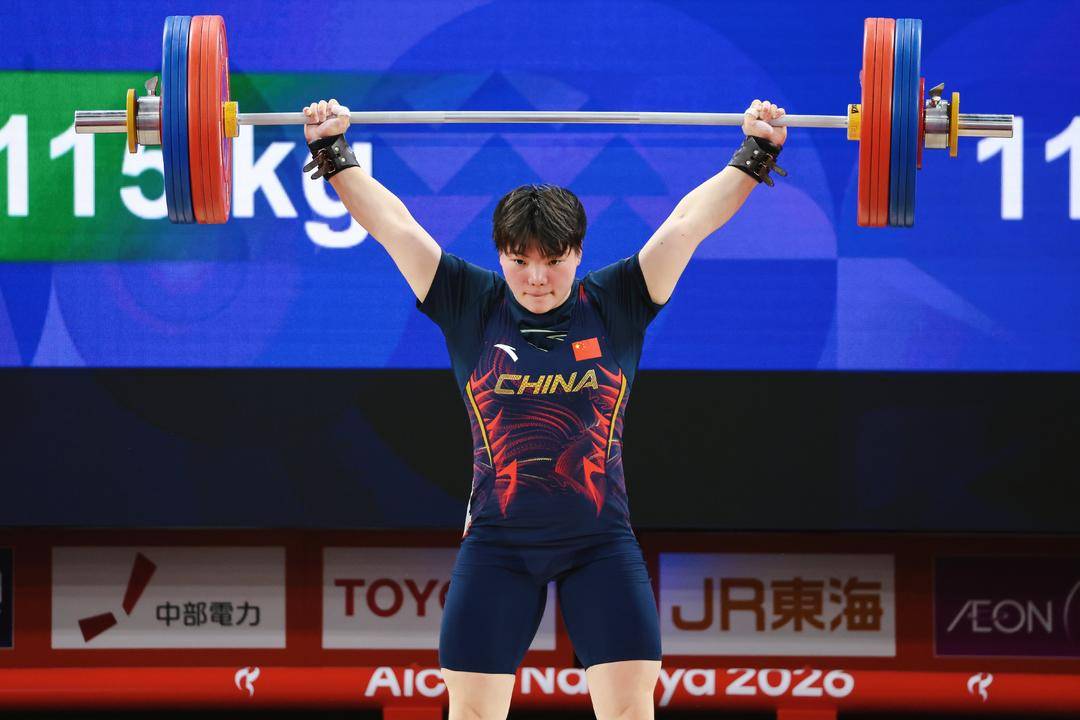 何仁秀获得亚运会举重女子77公斤级金牌