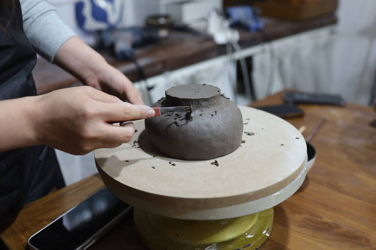 _游客预约当一天“手艺人”：泥巴花朵咖啡香里“慢慢成型”_游客预约当一天“手艺人”：泥巴花朵咖啡香里“慢慢成型”
