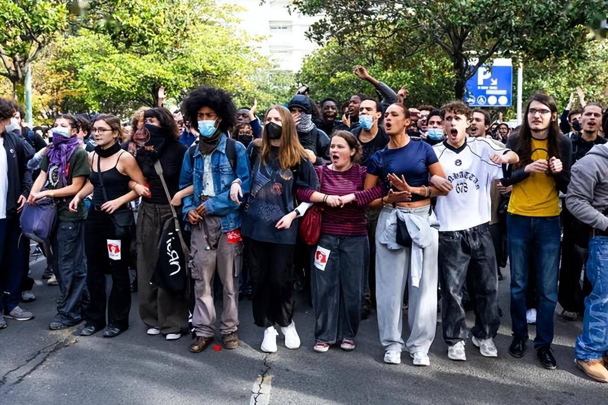 超7万人游行：法国高中生抗议进入第三周，比利时同步爆发