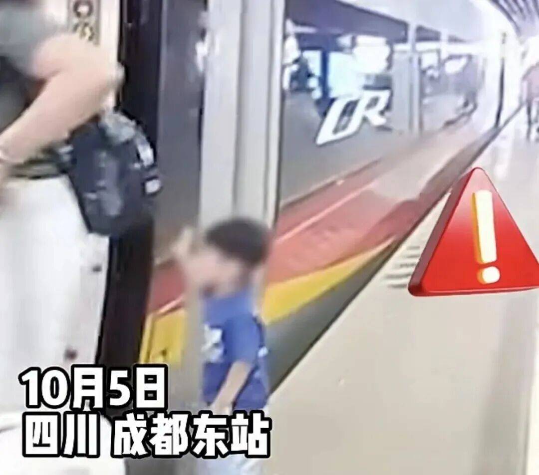 惊险一幕！幼童跌落站台列车缝隙，危急时刻乘警李彦蓉火速救援，万幸孩子平安无事。提醒家长：带孩子乘车，千万别大意。@成都铁警