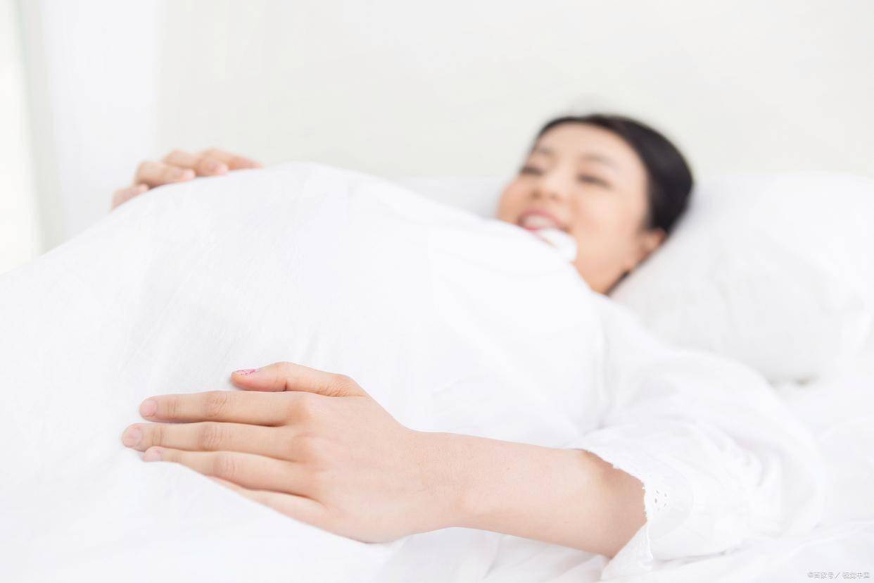 孕期睡姿口诀：左侧为主、避免仰卧、左右交替、舒服优先