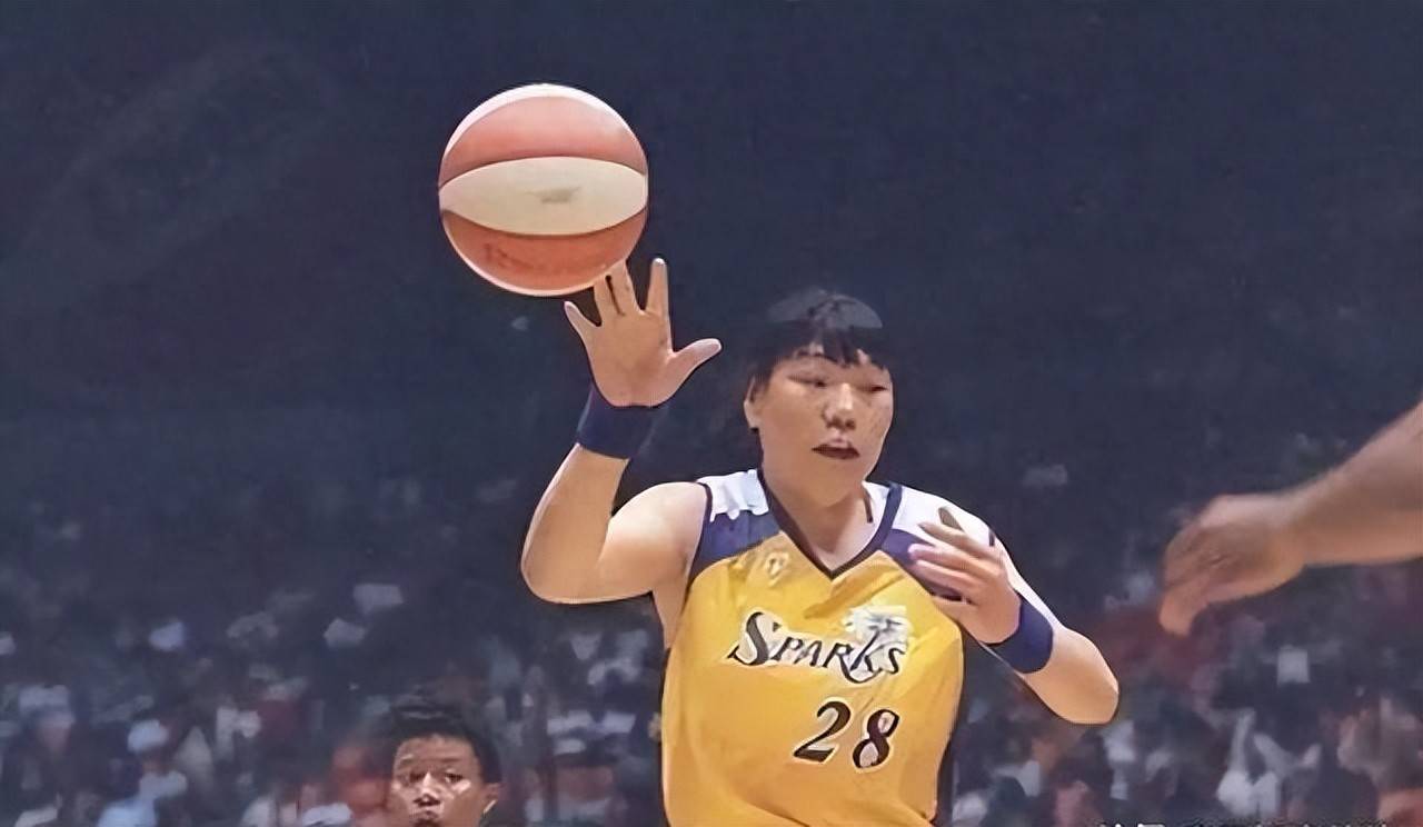 女篮巨人郑海霞结婚16年无子女，丈夫很久都没露面，身体让人心疼