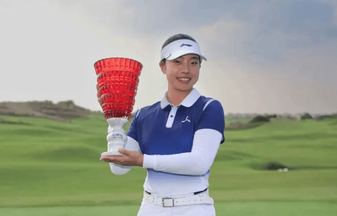 刘国梁女儿刘宇婕登顶中国女子高尔夫球公开赛，16岁成就“三冠王”