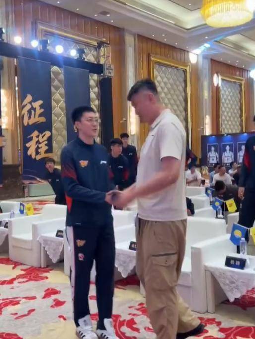 宏远出征仪式！杜锋C位出席，叫徐杰为杰哥，与胡队开玩笑，周鹏不搭理冷处理