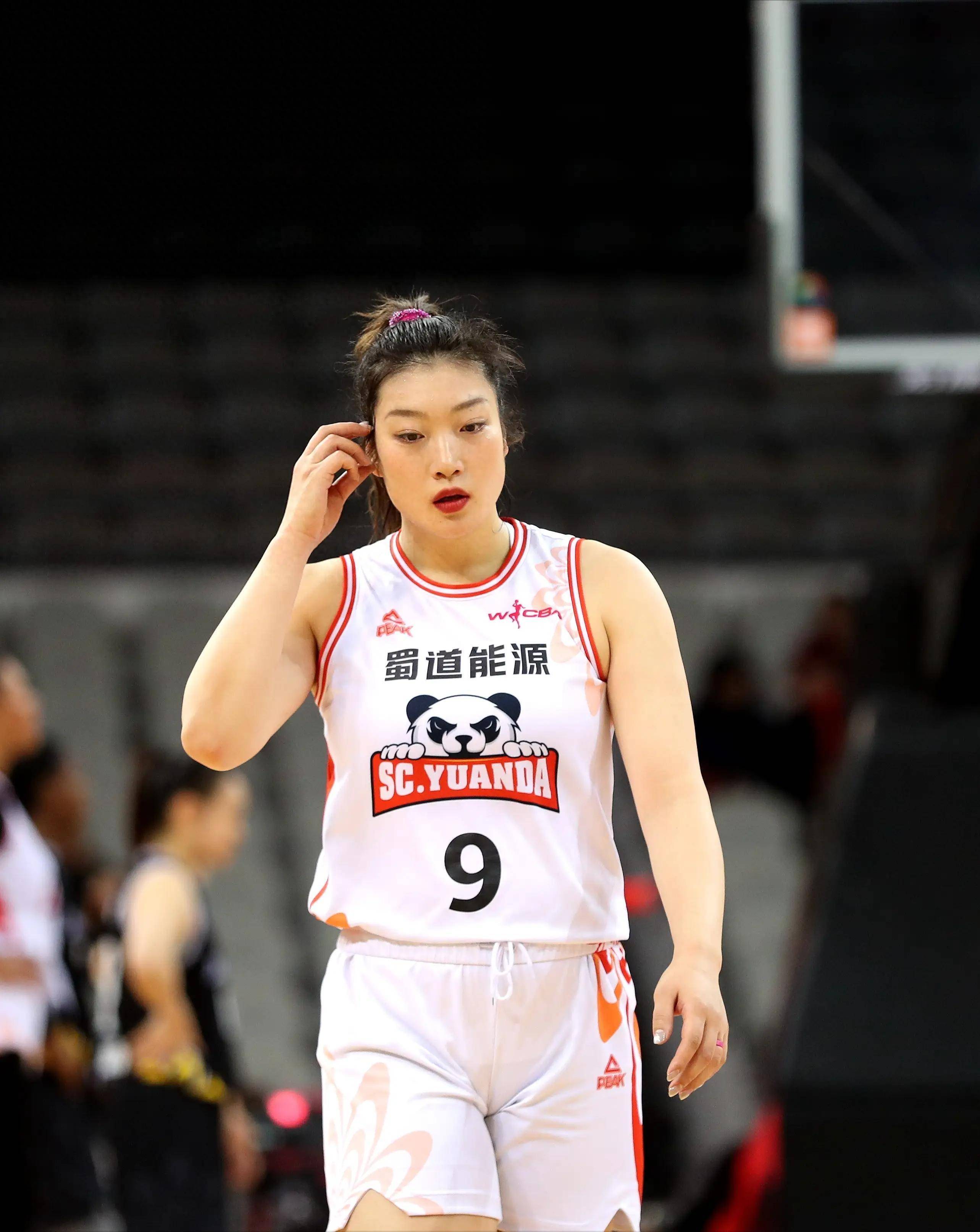 4年前23分扛进四强，4年后名单无名：李梦和女篮距离是怎么拉开的