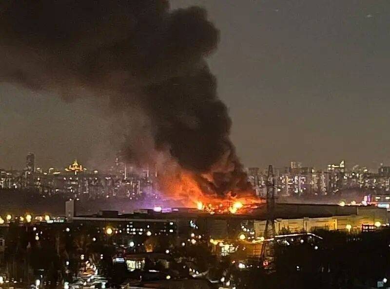 致147人死亡，莫斯科音乐厅恐袭最新监控曝光：4名枪手沿走廊前行，在音乐厅内放火-华闻时空