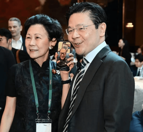 李嘉诚一周前视频照片曝光,向镜头微笑致意!企业已辟谣死讯-华闻时空
