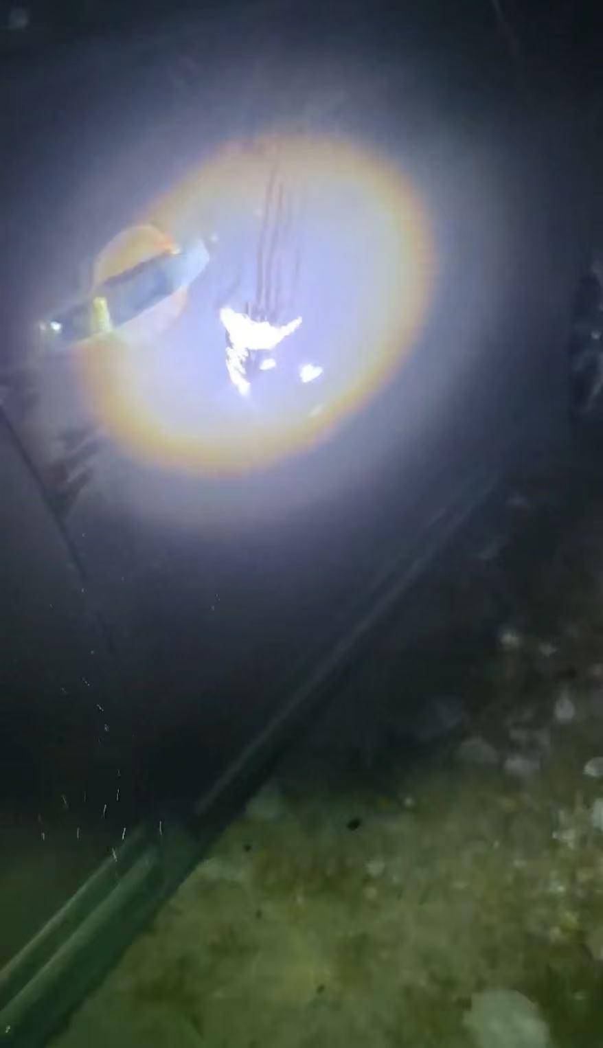 西藏那曲地震亲历者：落石砸坏公路护栏，自己的车子被砸出一个坑