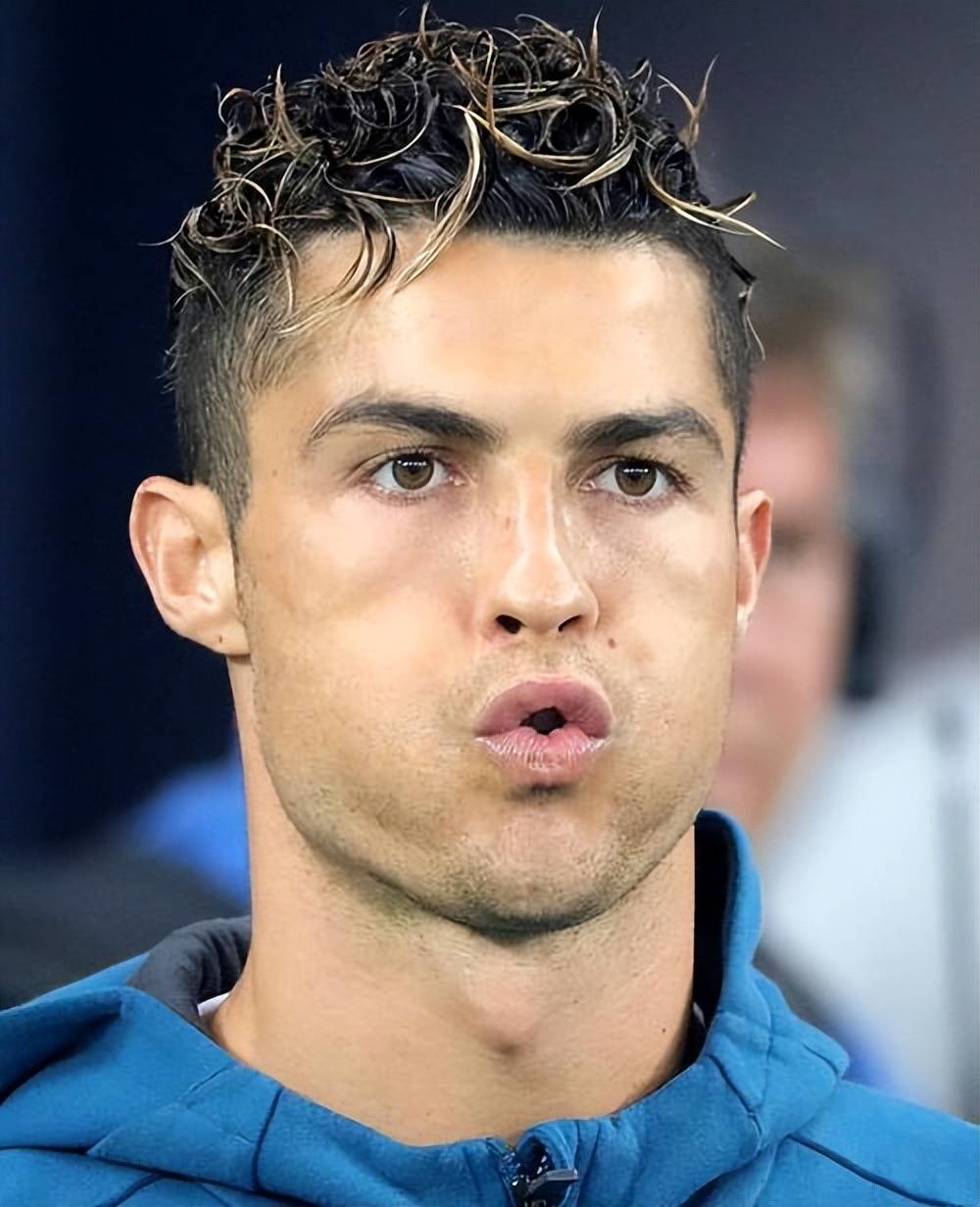 Gallery - Kết quả bỏ phiếu ban đầu giải thưởng Quả bóng vàng cho thấy Cristiano Ronaldo (75%) áp đảo Messi (9%). Liệu việc chi tiền vào các cuộc thăm dò ý kiến ​​có thể quyết định người chiến thắng giải thưởng Quả bóng vàng? - image 11