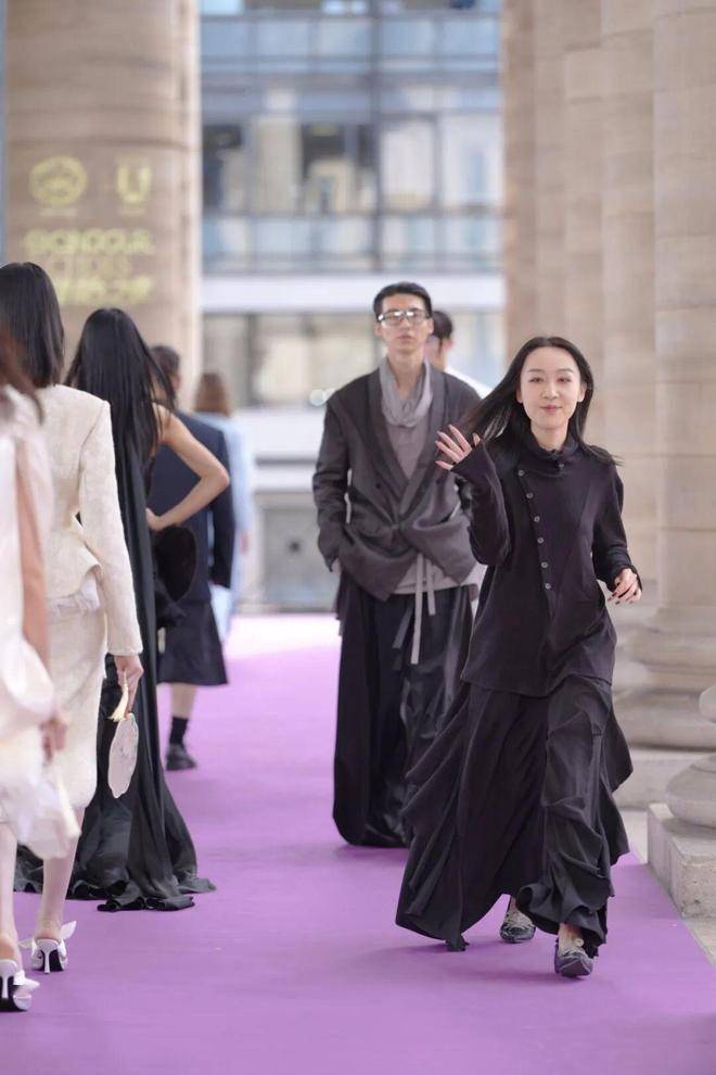 唯怡巴黎时装周:VOGUE对话陈都灵,演绎天然美的真实瞬间(图21) 唯怡巴黎时装周:VOGUE对话陈都灵,演绎天然美的真实瞬间(图21)