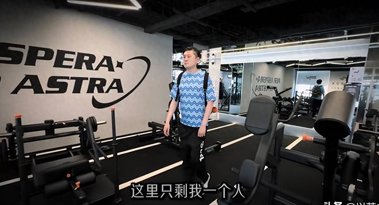 44岁前国脚现状：定居北京当网红，曾突发脑溢血，如今路都走不稳