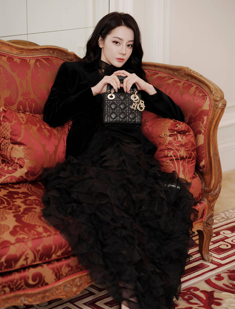 迪丽热巴All Black造型美照释出！化身冷酷御姐