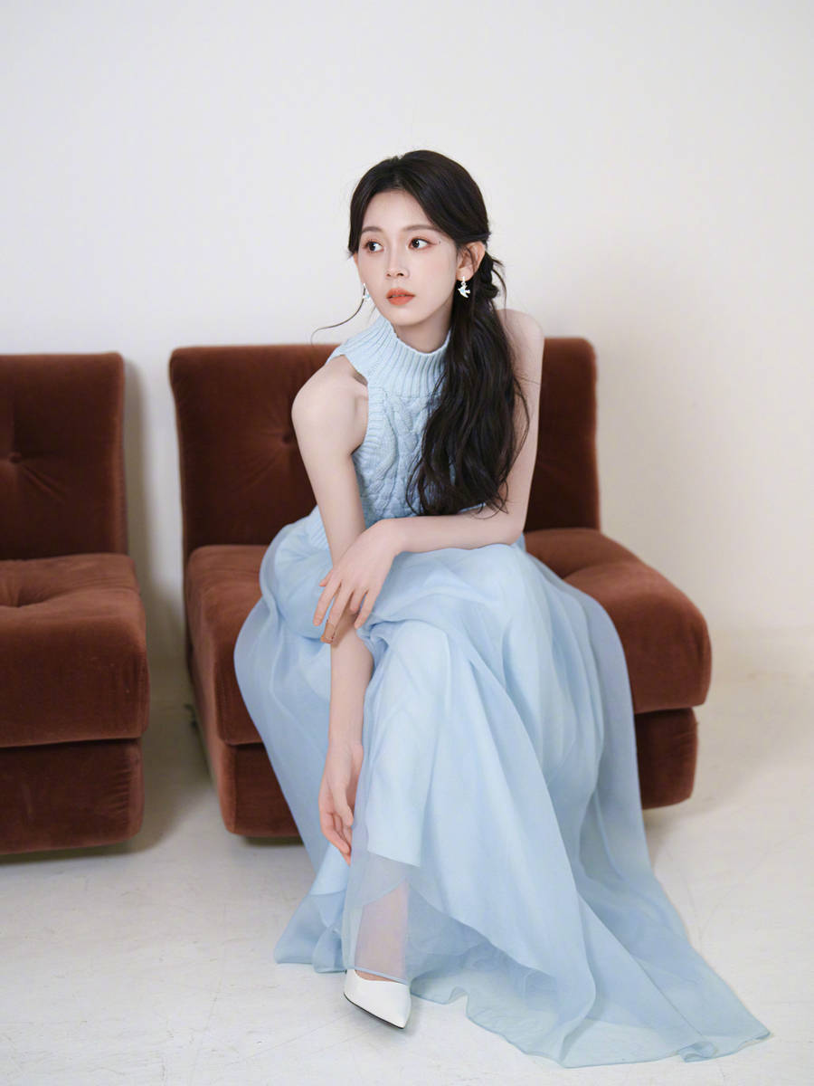 陈瑶浅蓝针织衫配纱裙 恬静温婉清甜又治愈