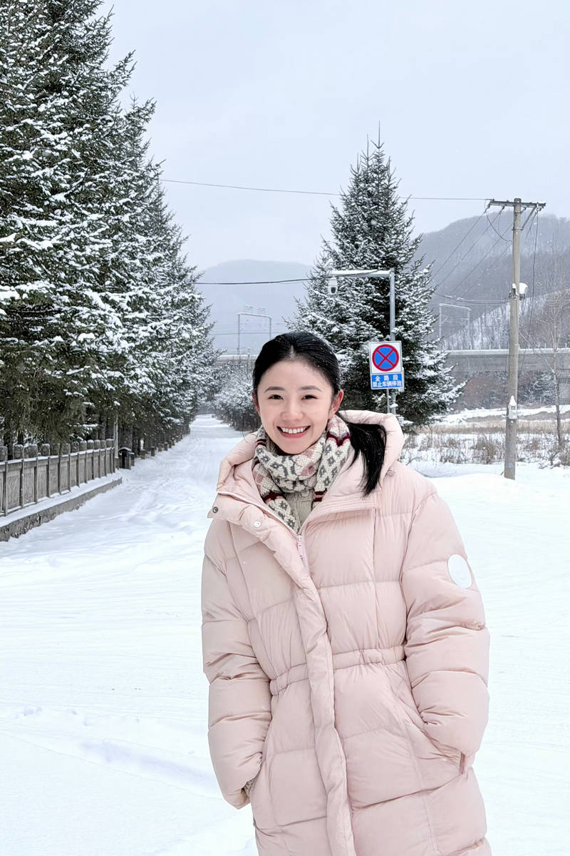 刘浩存穿粉色羽绒服笑容清甜 雪中奔跑充满生命力
