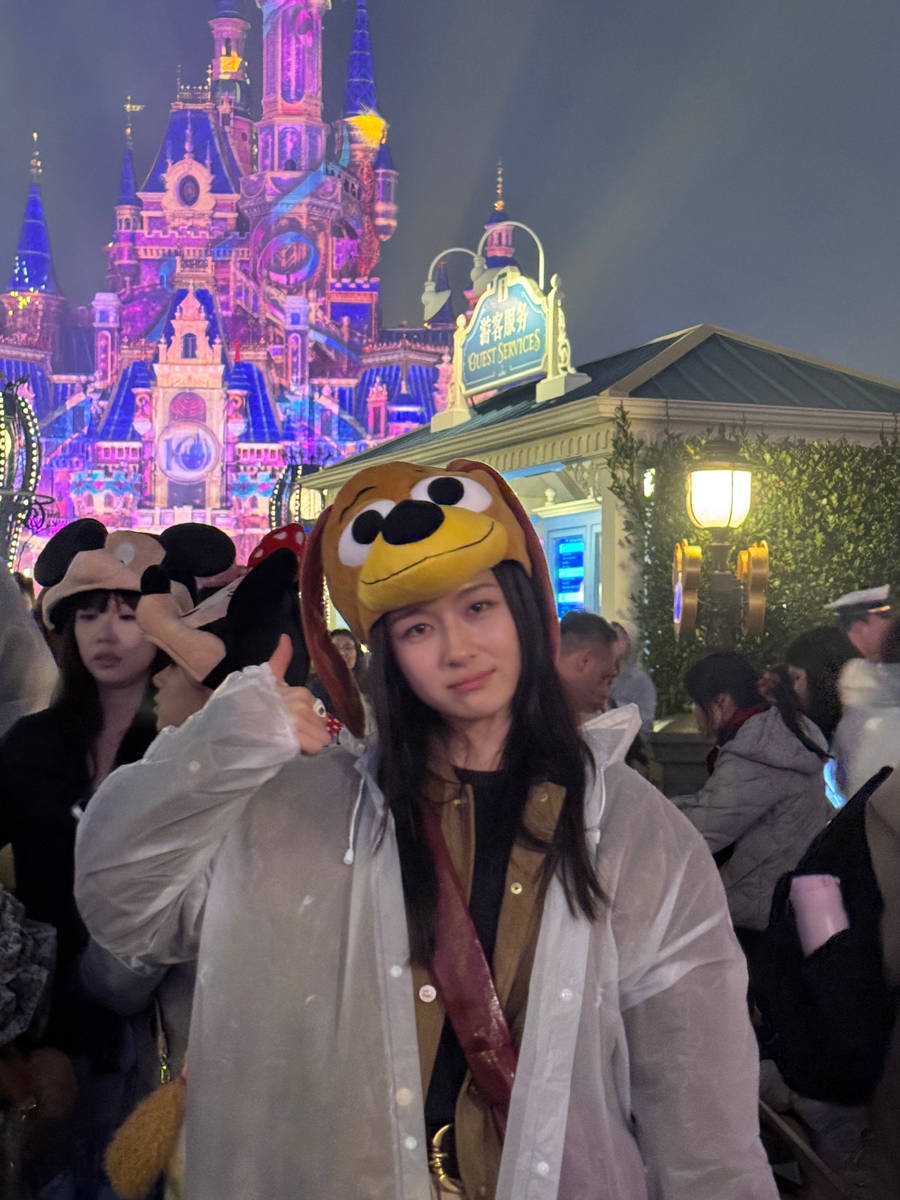 李兰迪晒迪士尼好意思照 带布鲁托帽子可儿俏皮