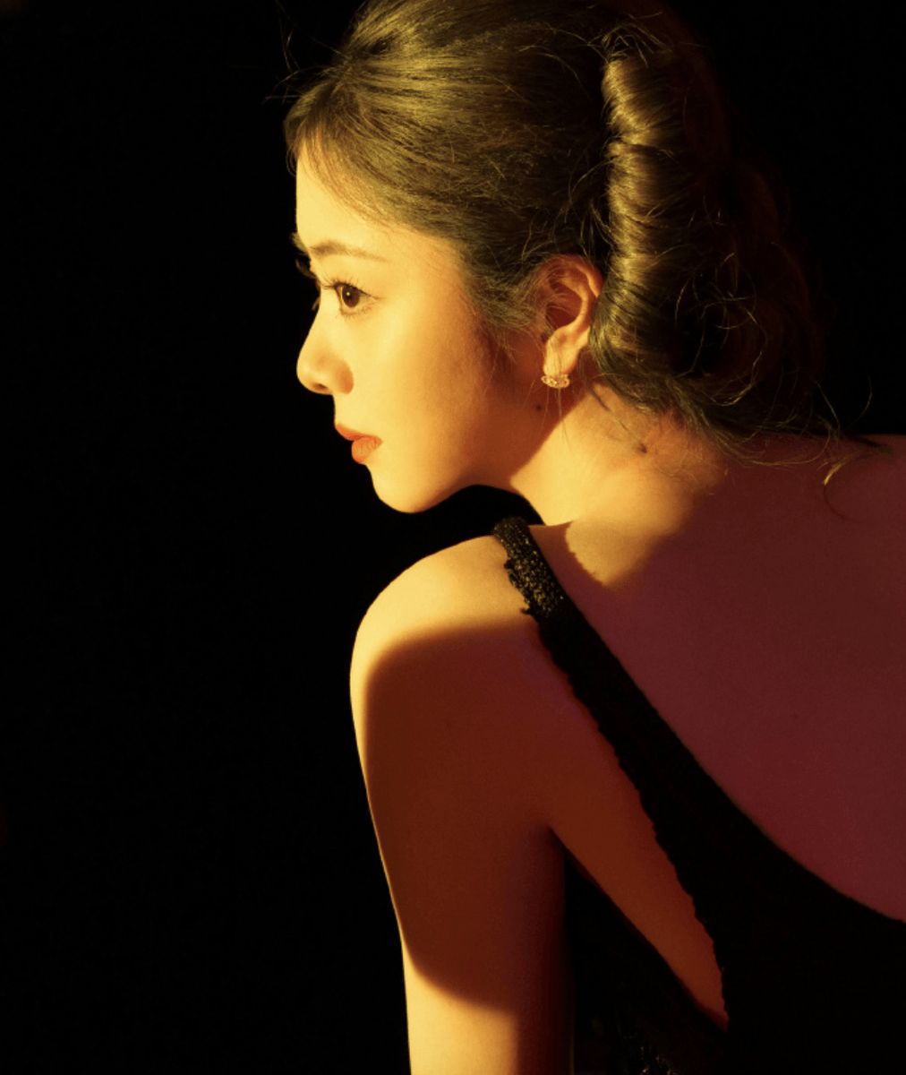 谭松韵维合手盘发利落密致 光影下尽显著艳多变